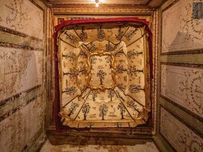 Il tutto mentre sopra le nostre teste ricami di alberi da frutto si esibiscono tra cornici in legno dorato